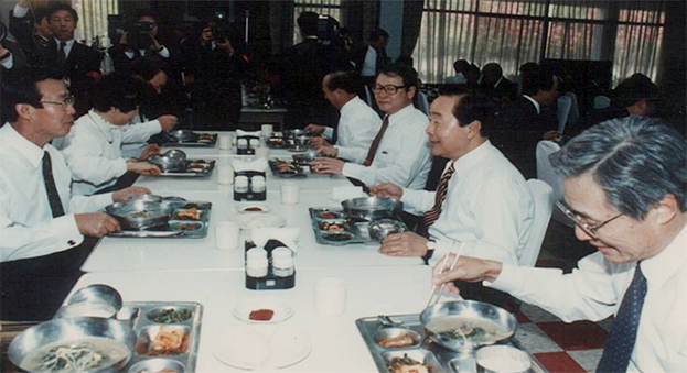 오찬하기 직전의 김영삼 대통령(1997년)