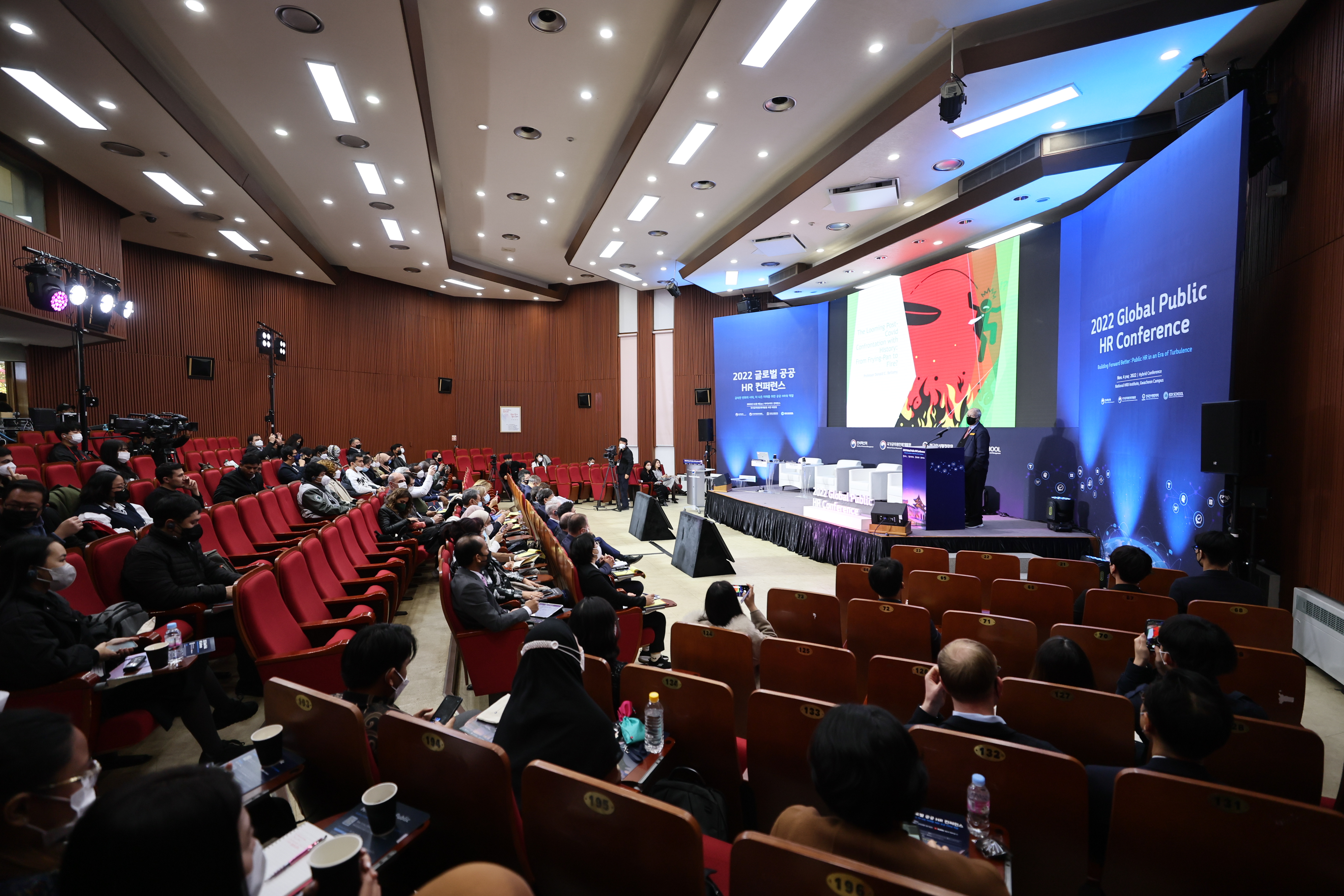 The NHI held the '2022 Global Public HR Conference' in parallel, both on-line and off-line on 4th November.  HR experts in and outside of Korea, including those from international organizations, governments, public organizations, and universities, participated in the conference.